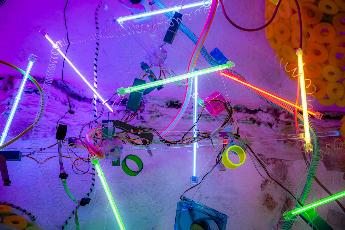 Installation artistique aux tubes lumineux multicolores
